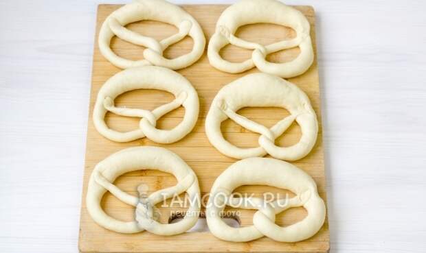 Брецели на доске после холодильника