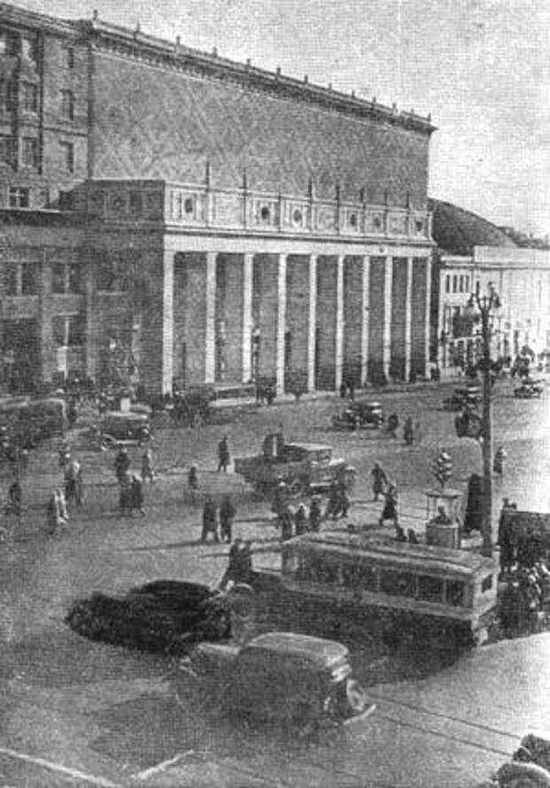 Автобус ЗИС-8 на пл. Маяковского, 1939 г.