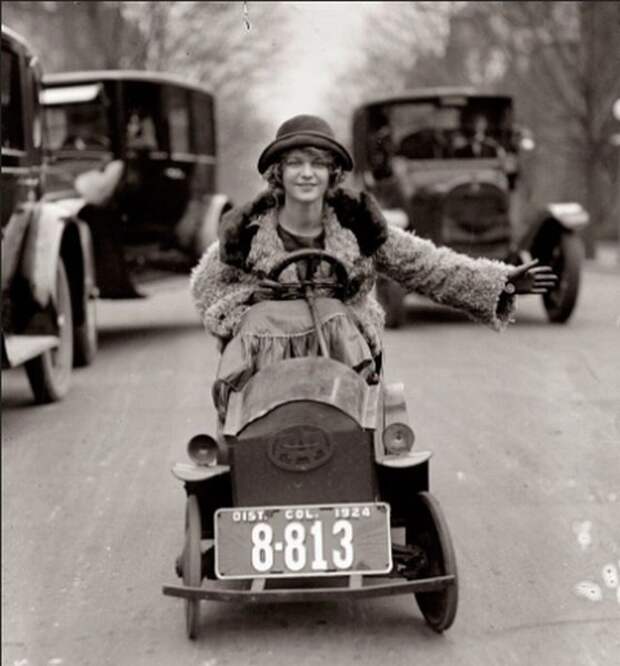Кстати, детские забавы и взрослым не чужды. Мисс Мери Бей, январь 1924 года… СССР, авто, дети, детство, игрушки