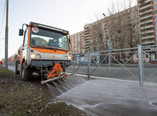 Дорожные службы Казани перешли на летний режим работы: в уборке задействовано 280 единиц спецтехники и 400 рабочих