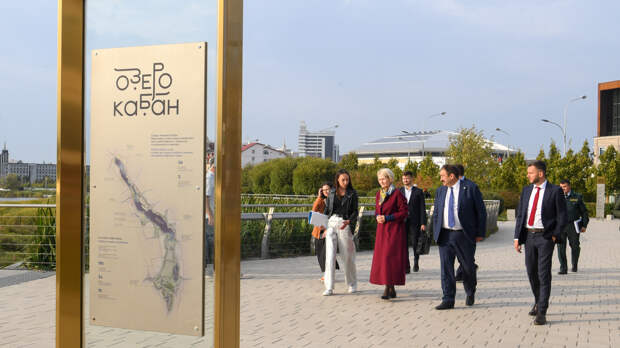 Виктория Абрамченко в рамках рабочей поездки в Казань прогулялась по набережной озера Кабан