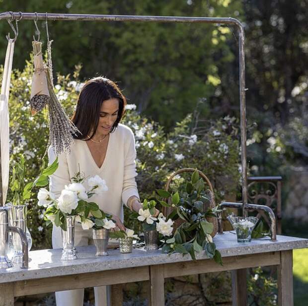Герцогиню Меган Маркл раскритиковали за продажу чая за 20 тысяч рублей