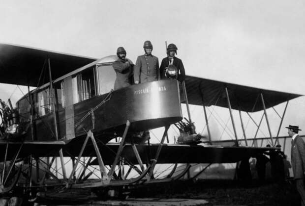 На фото авиаторы Сикорский, Геннер и Каульбарс на борту самолета "Русский витязь", 1913 год изобретения, первые в мире изобрели, русские изобретатели, фото