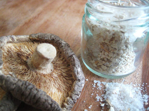 Добавляем в соль сушенные грибы