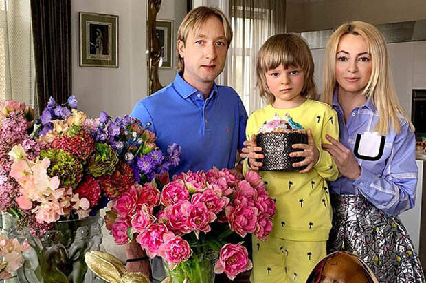 Как Яна Рудковская борется с клеветой в СМИ из-за статьи о сыне: суд и поддержка звездных друзей