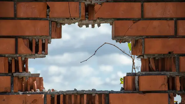 ФСБ опубликовала видео последствий попадания снаряда с Украины в здание погранпункта