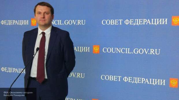 Избавиться от долларов и купить рубли посоветовал министр Орешкин