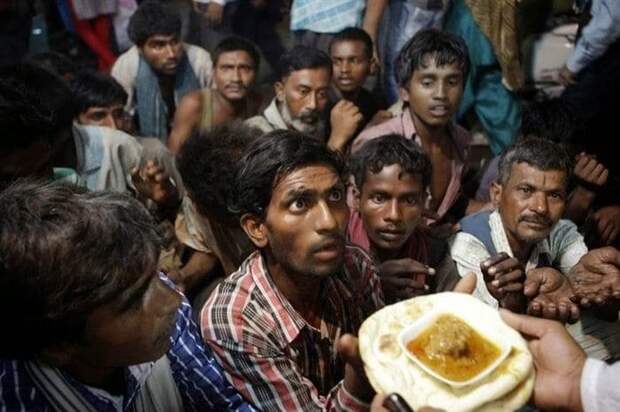 17. Отчаяние: индийским бездомным раздают бесплатную еду в мире, интересное, исторические кадры, подборка, редкие фото, снимки, события, фото