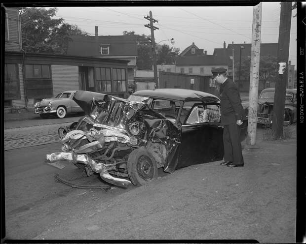 Полицейский рассматривает автомобиль, 1952 год