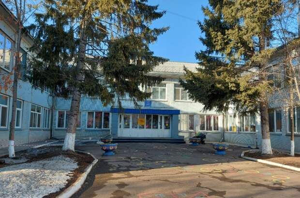 Девушка пришла в детский сад с ружьём требовать гендерного равенства
