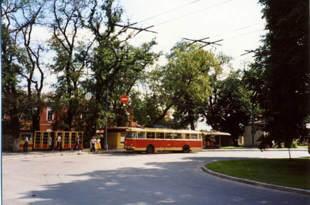 Движение троллейбуса на одной из улиц Киева. СССР, Киев, 1985 год.