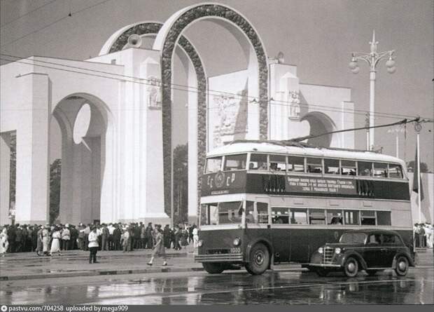 Двухэтажный троллейбус около ВДНХ, 1940.