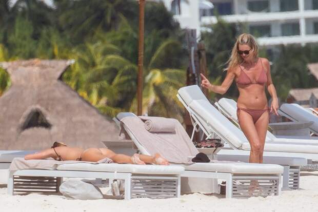 Появились снимки 52-летней Кейт Мосс в бикини без фотошопа