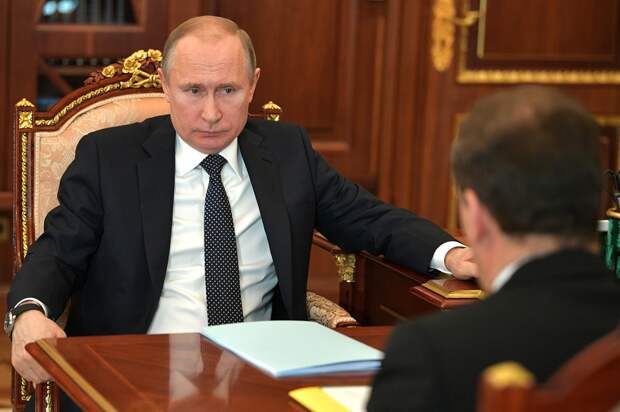 Путин принимает Медведева 10.04.18.png
