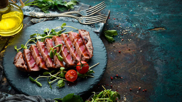 Тунец, приготовленный на гриле. \ Фото: tastingtable.com.