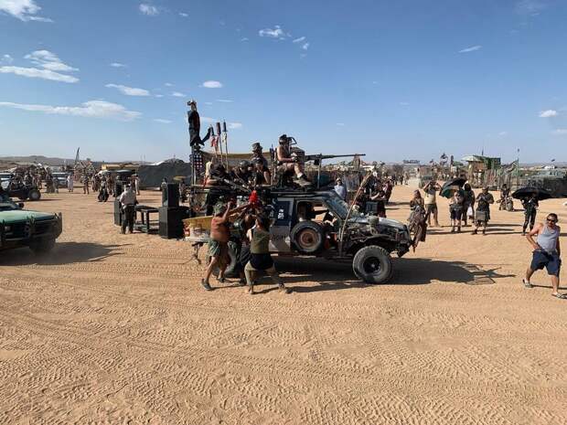 Постапокалиптический фестиваль в стиле Безумного Макса в пустыне Мохаве