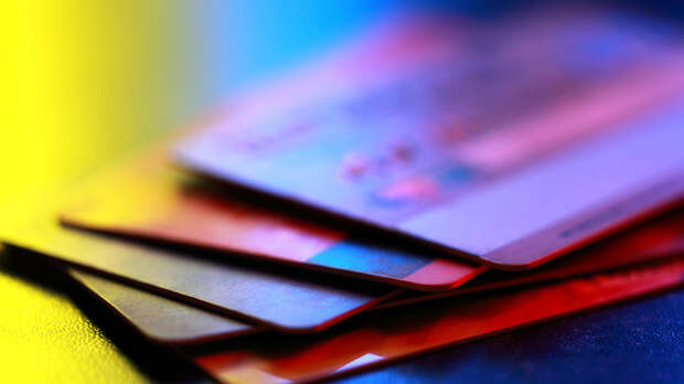 В Госдуме предложили ограничить количество банковских карт для мигрантов