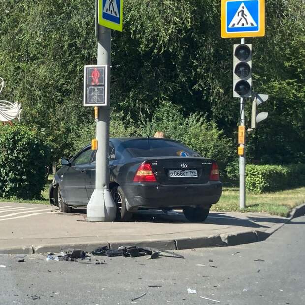На пересечении Череповецкой и Абрамцевской Toyota врезалась в столб