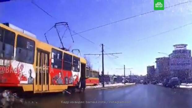 Водитель, рискуя жизнью, остановил неуправляемый трамвай в Барнауле: видео