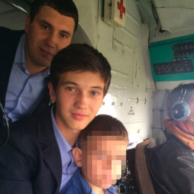 Фото © Instagram/ANDREY TULEEV / Стас (справа) и Андрей катаются на вертолёте