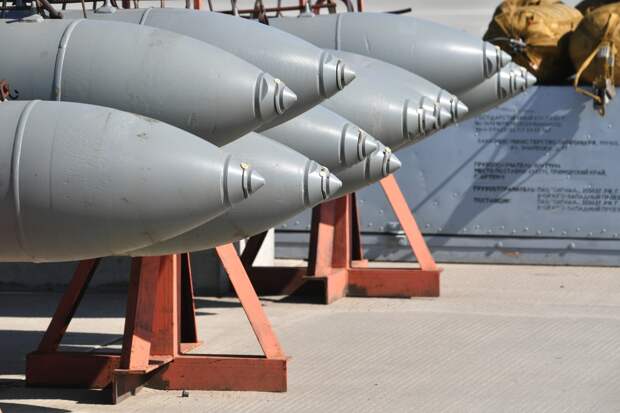 Мощнейший удар ФАБ-3000 по пятиэтажной казарме ВСУ сняли на видео