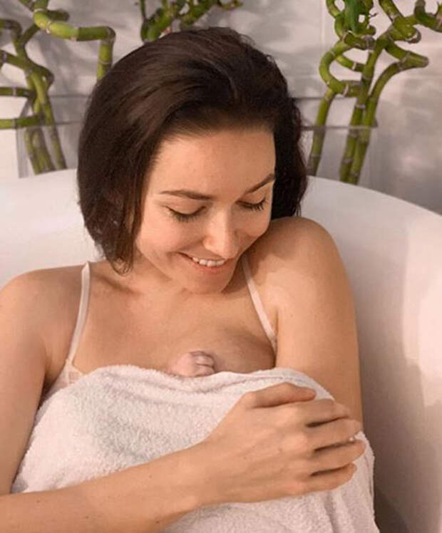 Ирена Понарошку с новорожденным малышом