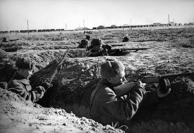 Стрелки ведут бой в Сталинградской области, 1942 год