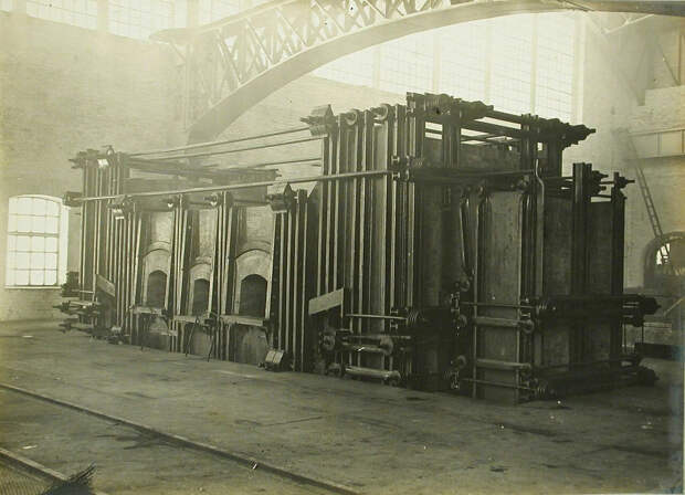 16. Общий вид электропечи, установленной в одном из цехов завода. 14 декабря 1909