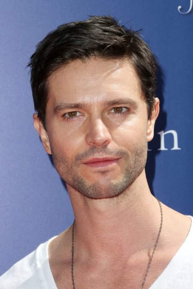 Jason Behr Attends Benefit