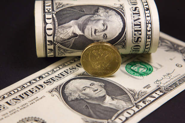 ЦБ повысил курсы доллара и евро на выходные дни
