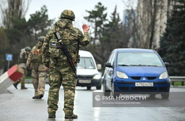 Досмотр автотранспорта бойцами добровольческого подразделения «БАРС-Крым» на