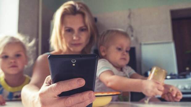 Мама с детьми / Фото: unsplash.com/ Vitolda Klein