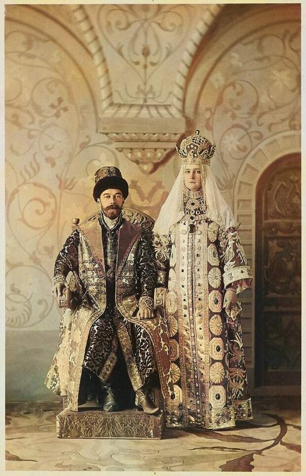 Николай II и императрица Александра Фёдоровна в костюмах царя Алексея Михайловича и царицы Марии Ильиничны. 1903 год.