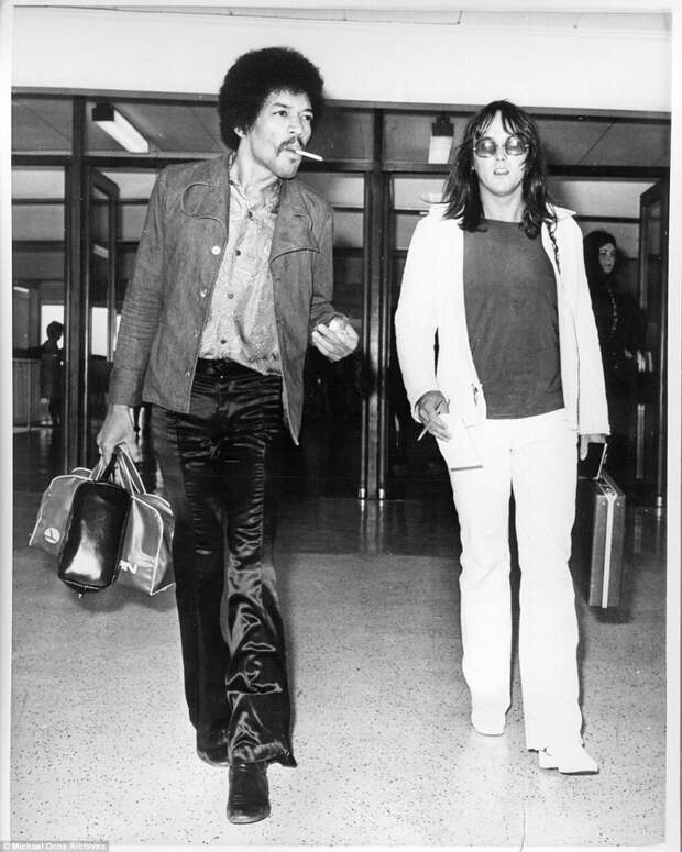 Джими Хендрикс со своим менеджером Эриком Бареттом, август 1970 г. архивные фотографии, аэропорт, аэропорты, знаменитости, известные люди, старые фото, фото знаменитостей