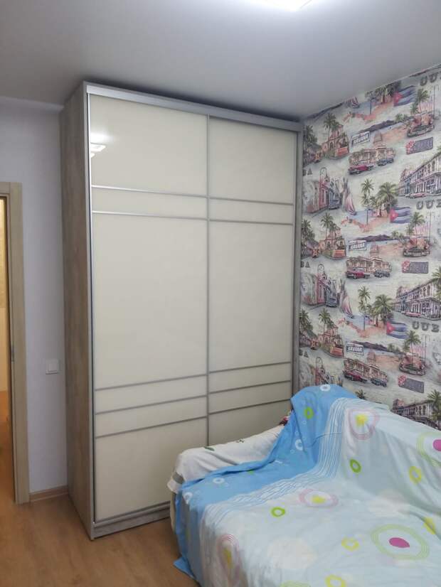 Современный шкаф купе, изготовленный компанией Hansa Mebel