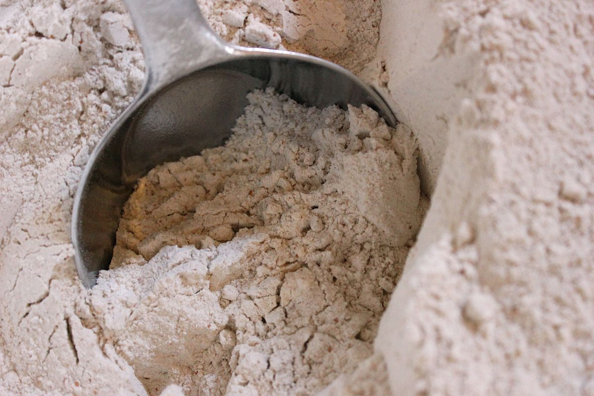 1200px-Whole_wheat_grain_flour_being_scooped