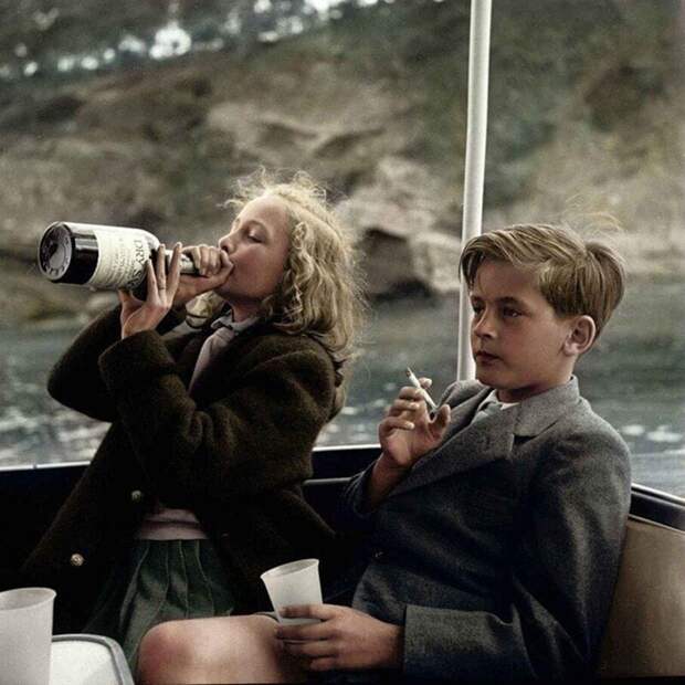 На фото 1955 года наследники древней Саин Виттгенштейн-Саин Вестфальской - принцесса Ивонна и принц Александр. Ее сделала на яхте на Майорке их мама Марианна, которая была известным фотографом