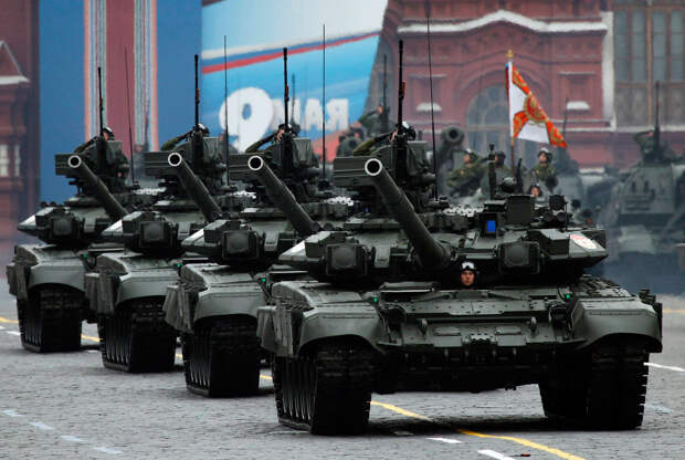 Колонна российских танков Т-90 принимает участие в Параде Победы на Красной площади в Москве