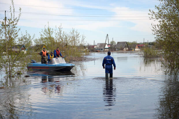 Жителям затопленного села Афонькино привезли воду на лодках