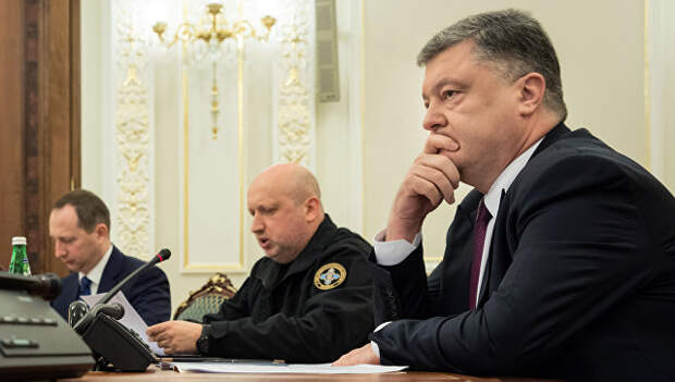 Президент Украины Петр Порошенко и секретарь СНБО Александр Турчинов. Архивное фото