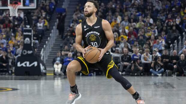 Steph Curry steps back for a jumpshot.