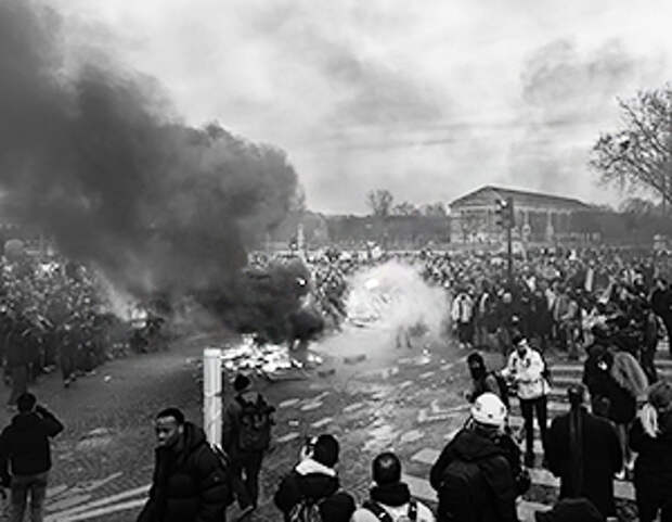 Массовые беспорядки на улицах французских городов вызваны пенсионной реформой