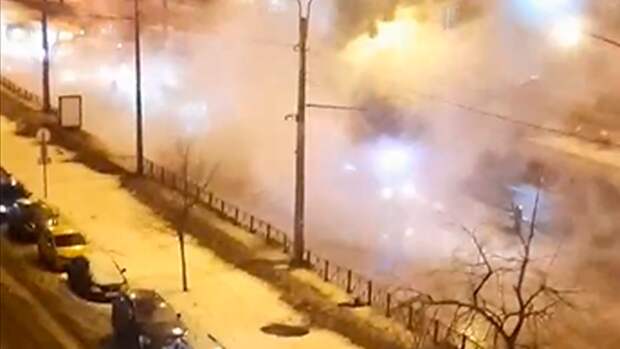 Прорыв трубы на Дегтярной улице Петербурга оставил без отопления 20 домов