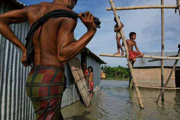 Высоко и сухо.  В случае паводка на реке, дети из поселка Джабед Али знают что делать: взбираться на бамбуковую лестницу, находящуюся во дворе и крепко держаться. Сезонные рабочие, которые населяют постоянно меняющиеся острова, находящиеся на поймах трех самых крупных рек Бангладеш, уже давно привыкли к таким бедствиям, количество которых только увеличивается с каждым годом.