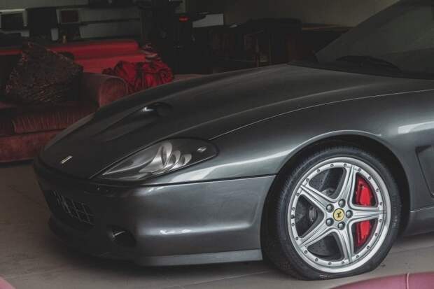 Porsche Carrera GT стоит уже 8 лет: заброшенный дилерский центр суперкаров в Китае