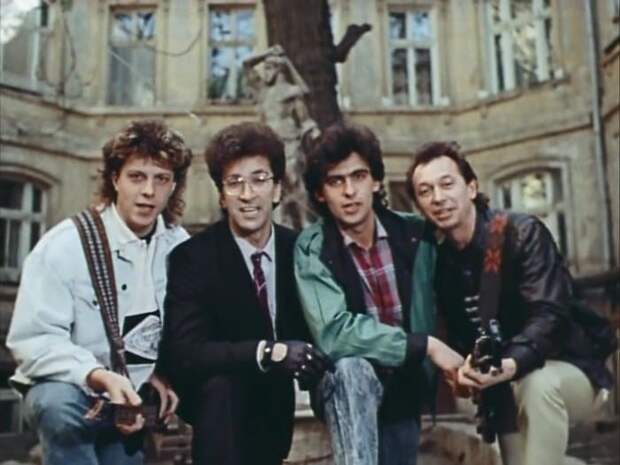 *Веселые ребята* в фильме *Приморский бульвар*, 1988 | Фото: kino-teatr.ru «Приморский бульвар» 30 лет спустя: Романы за кадром и судьбы звезд кино 1980-х гг
