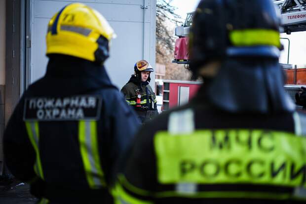 Три яхты загорелись на берегу Москвы-реки в районе Строгинского моста