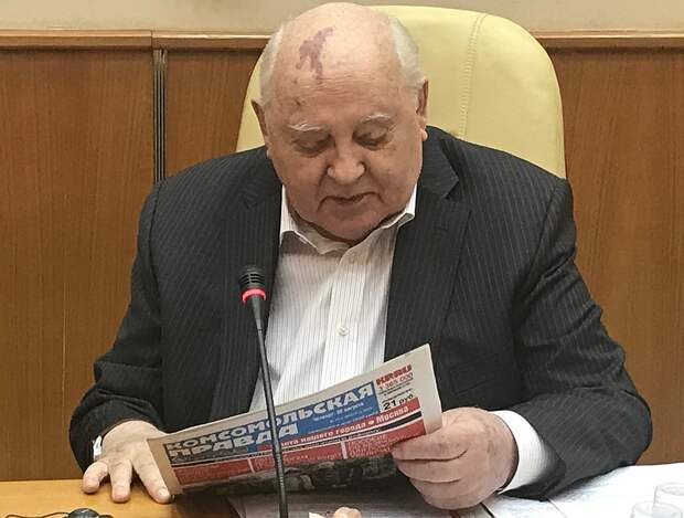 Михаил Горбачев и свежая "Комсомолка". Фото: Владимир ВОРСОБИН