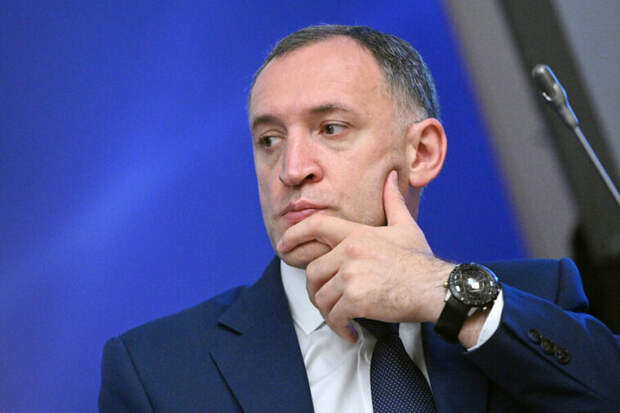 В Омске студента заставили переодеться у всех на глазах. Его футболка не понравилась вице-губернатору