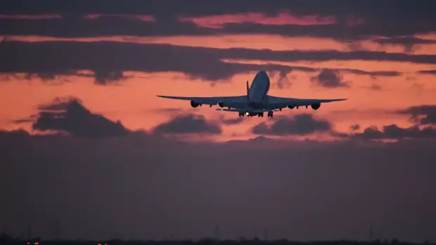 Совершивший аварийную посадку Boeing 747 в Новосибирске ждёт прибытия техников